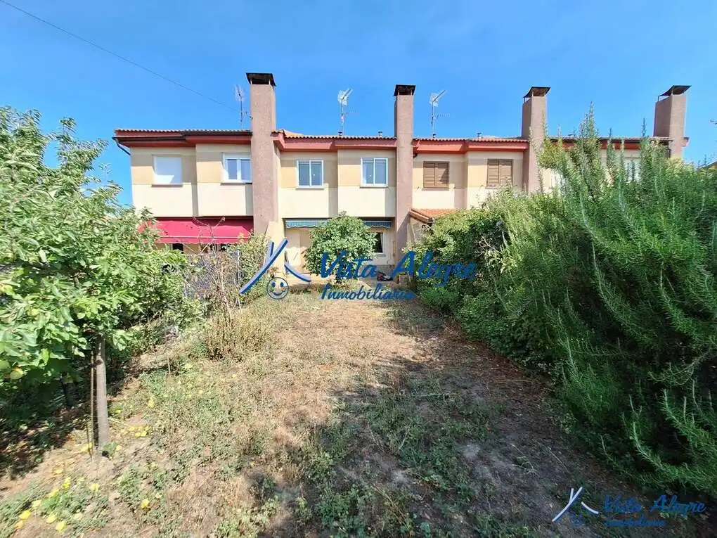 Vista exterior de Casa adosada en venda en Anguciana amb Calefacció, Jardí privat i Traster