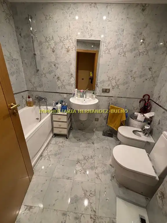 Bathroom of Flat for sale in Salamanca  with Air Conditioner and Heating