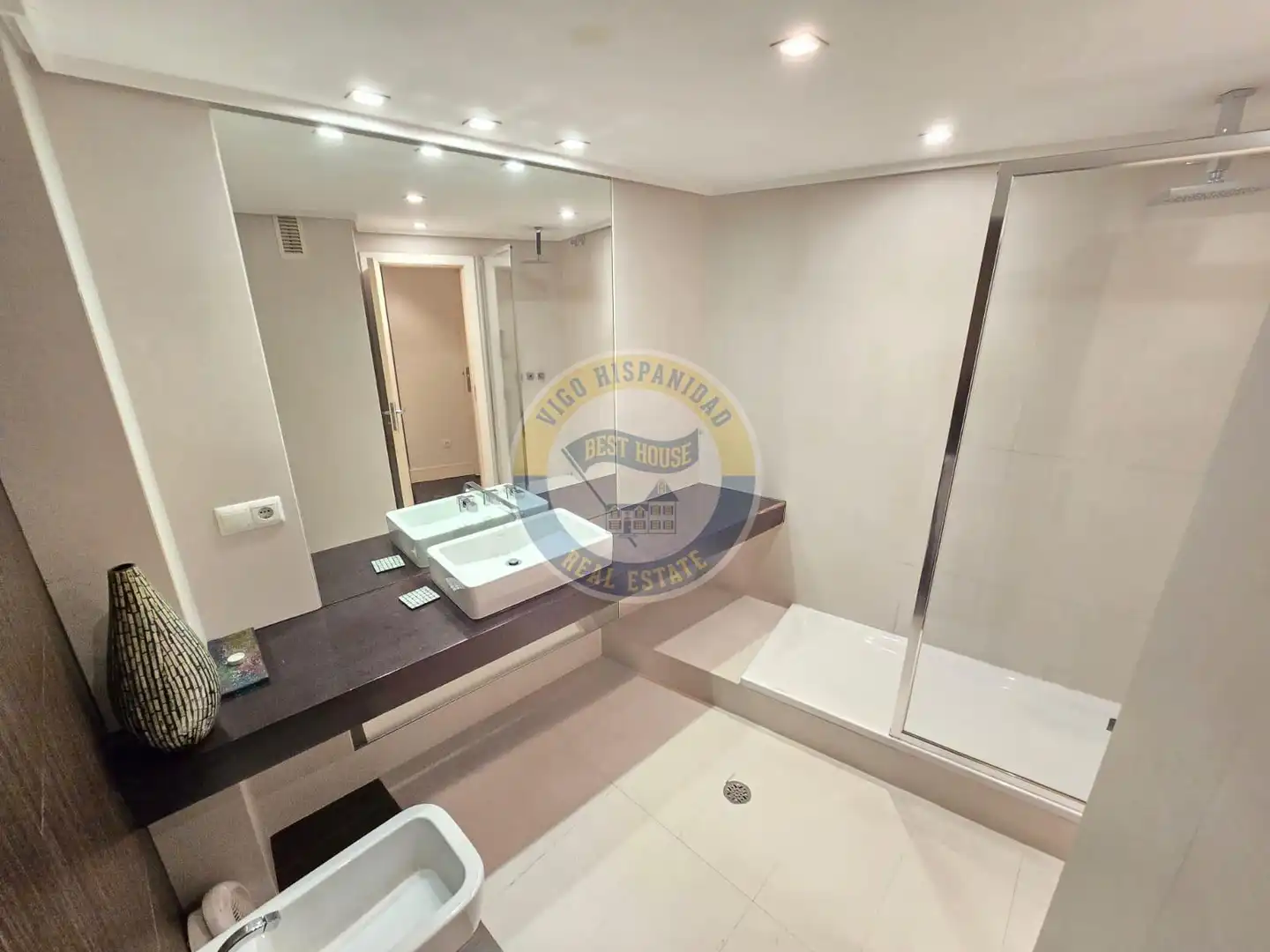 Badezimmer von Wohnung zum Verkauf in Vigo  mit Heizung