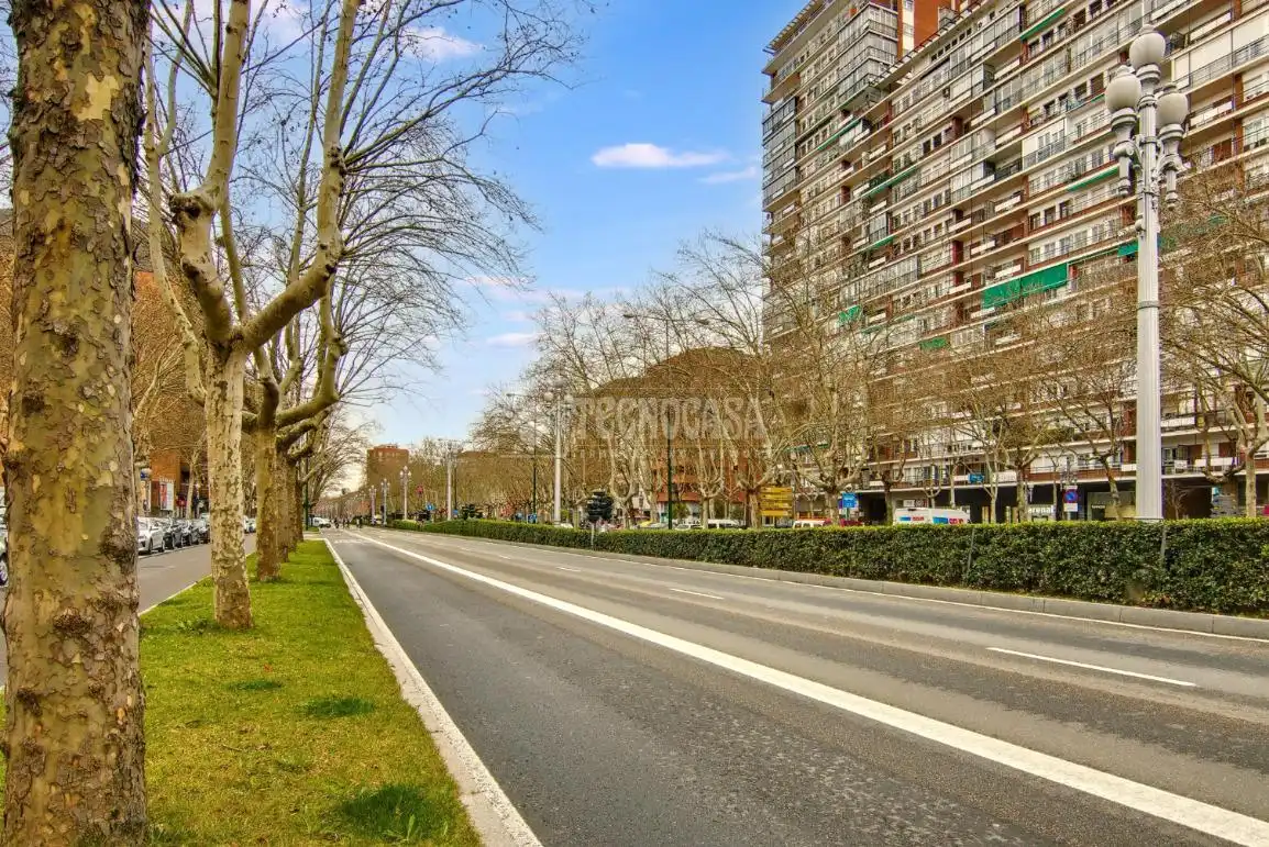 Vista exterior de Edifici en venda en Valladolid