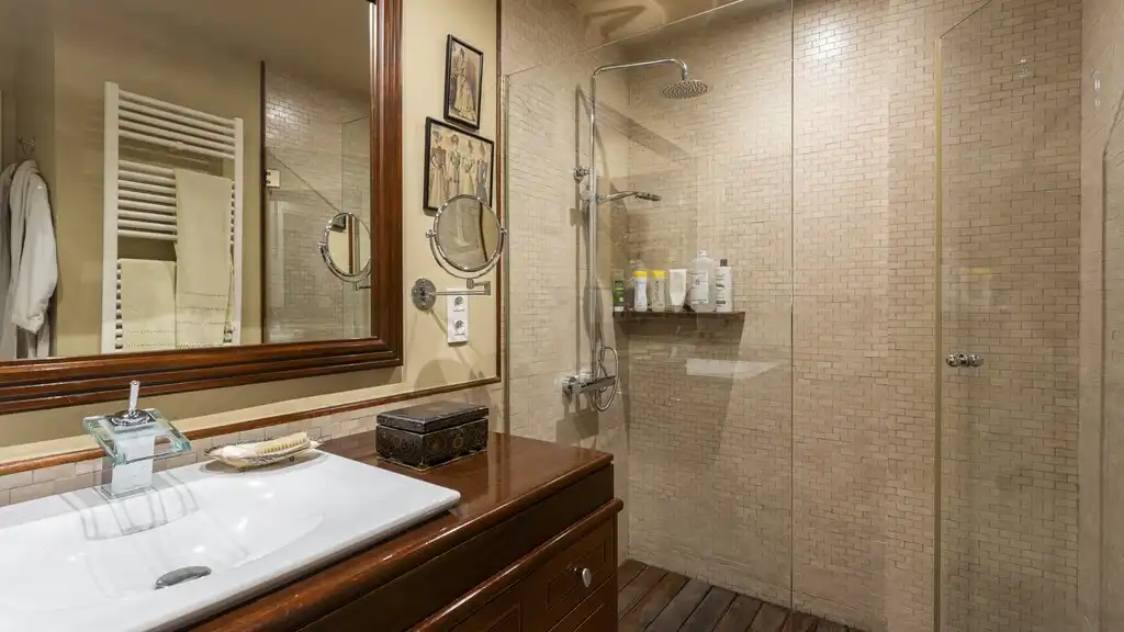 Badezimmer von Wohnungen zum Verkauf in Barcelona mit Klimaanlage, Heizung und Parkett