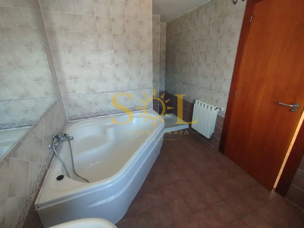 Baño de Casa adosada en venta en Sariegos con Calefacción, Jardín privado y Terraza