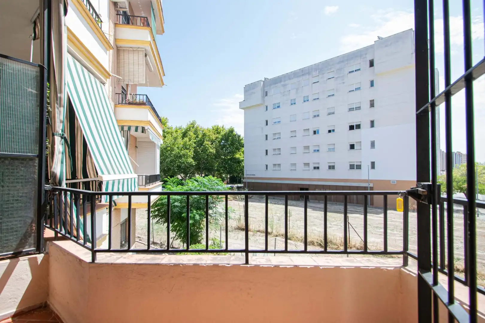 Vista exterior de Piso en venta en Sevilla con Terraza y Amueblado