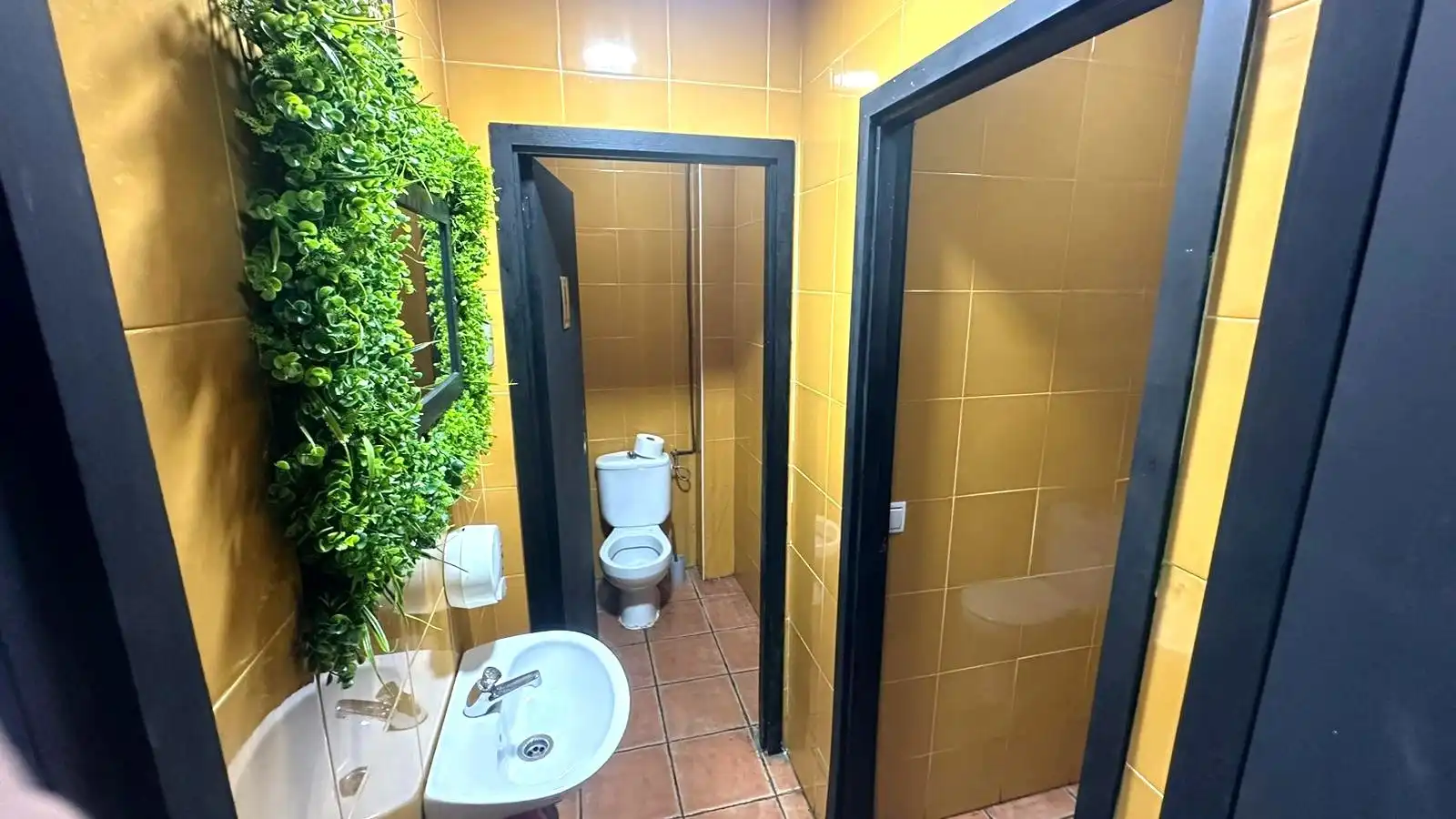 Baño de Local en traspaso en Santa Coloma de Gramenet con Aire acondicionado, Amueblado y Alarma