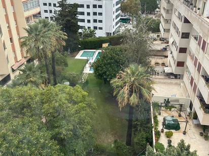 Piscina de Àtic en venda en Marbella amb Moblat, Balcó i Piscina comunitària