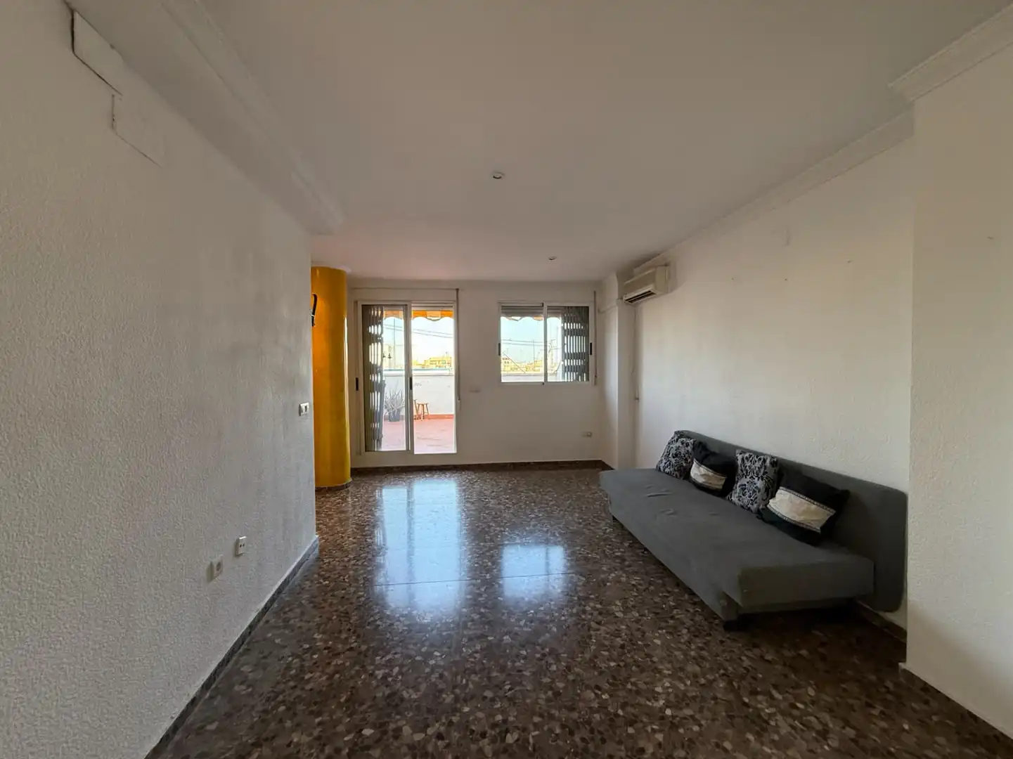 Wohnzimmer von Wohnung zur Miete in Chiva mit Klimaanlage und Terrasse