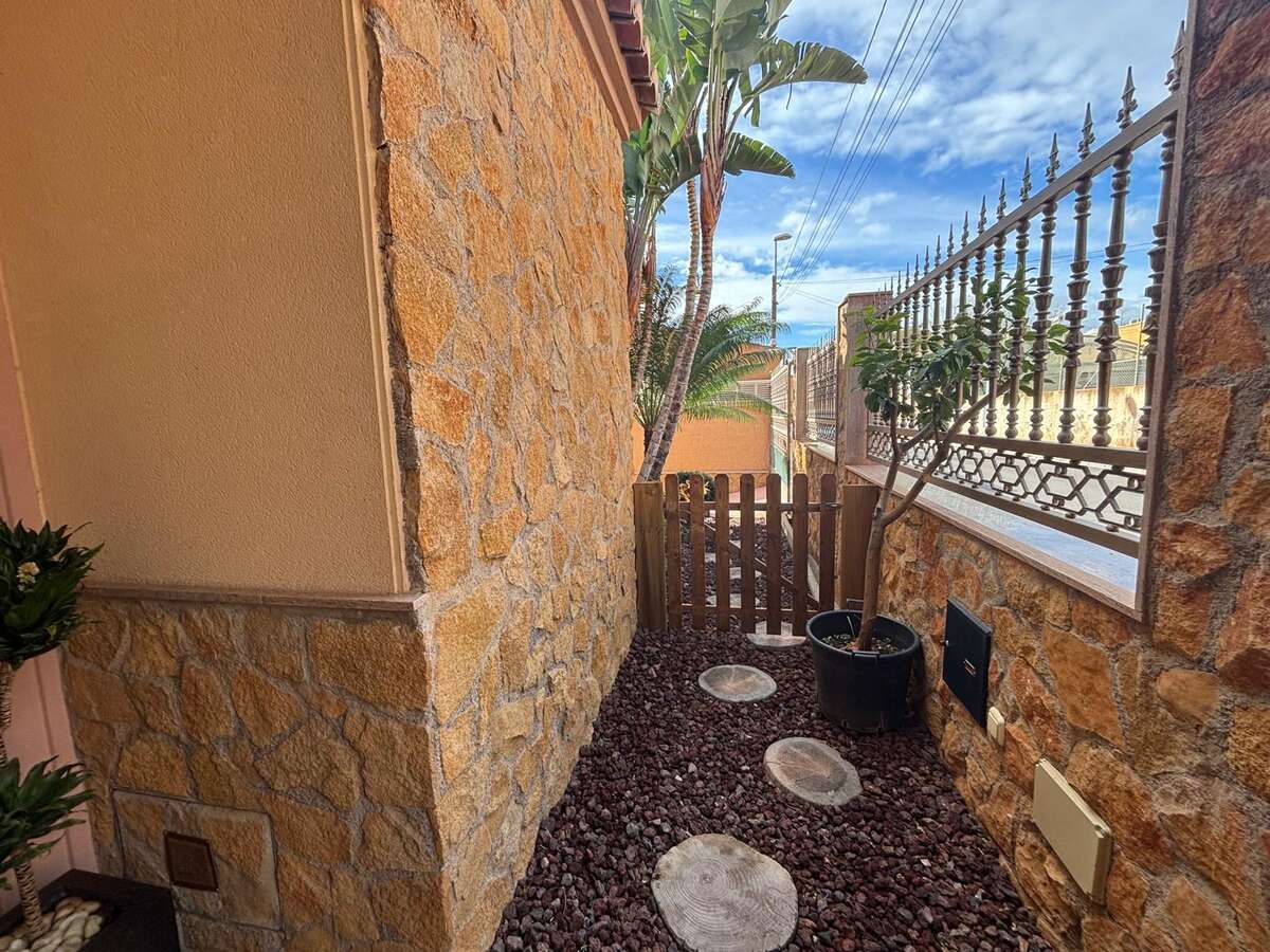 Vista exterior de Casa o xalet en venda en Roquetas de Mar amb Aire condicionat, Jardí privat i Terrassa