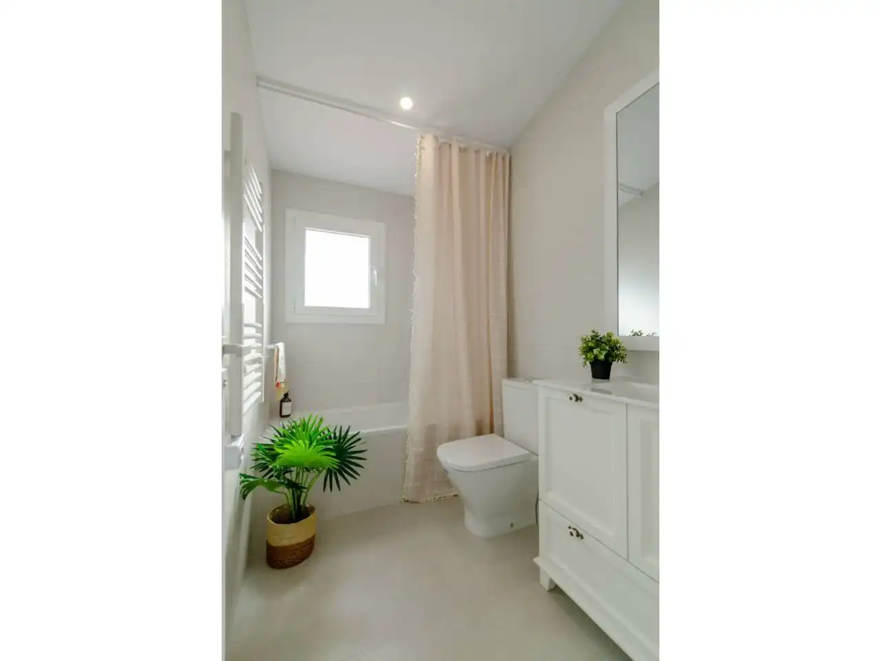 Badezimmer von Haus oder Chalet zum Verkauf in Lloret de Mar mit Klimaanlage, Heizung und Privatgarten