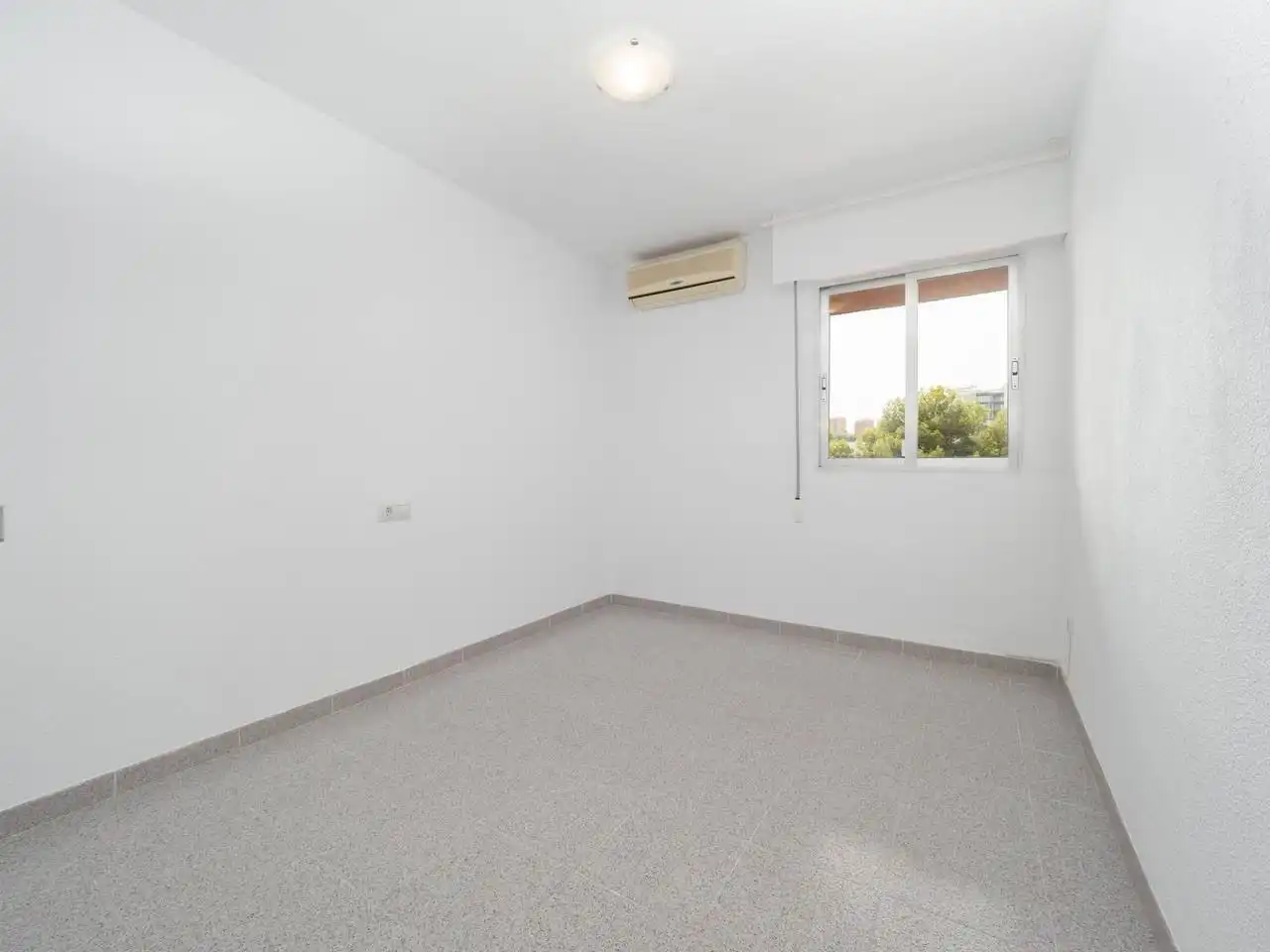 Schlafzimmer von Wohnungen zur Miete in Burjassot mit Terrasse, Abstellraum und Balkon
