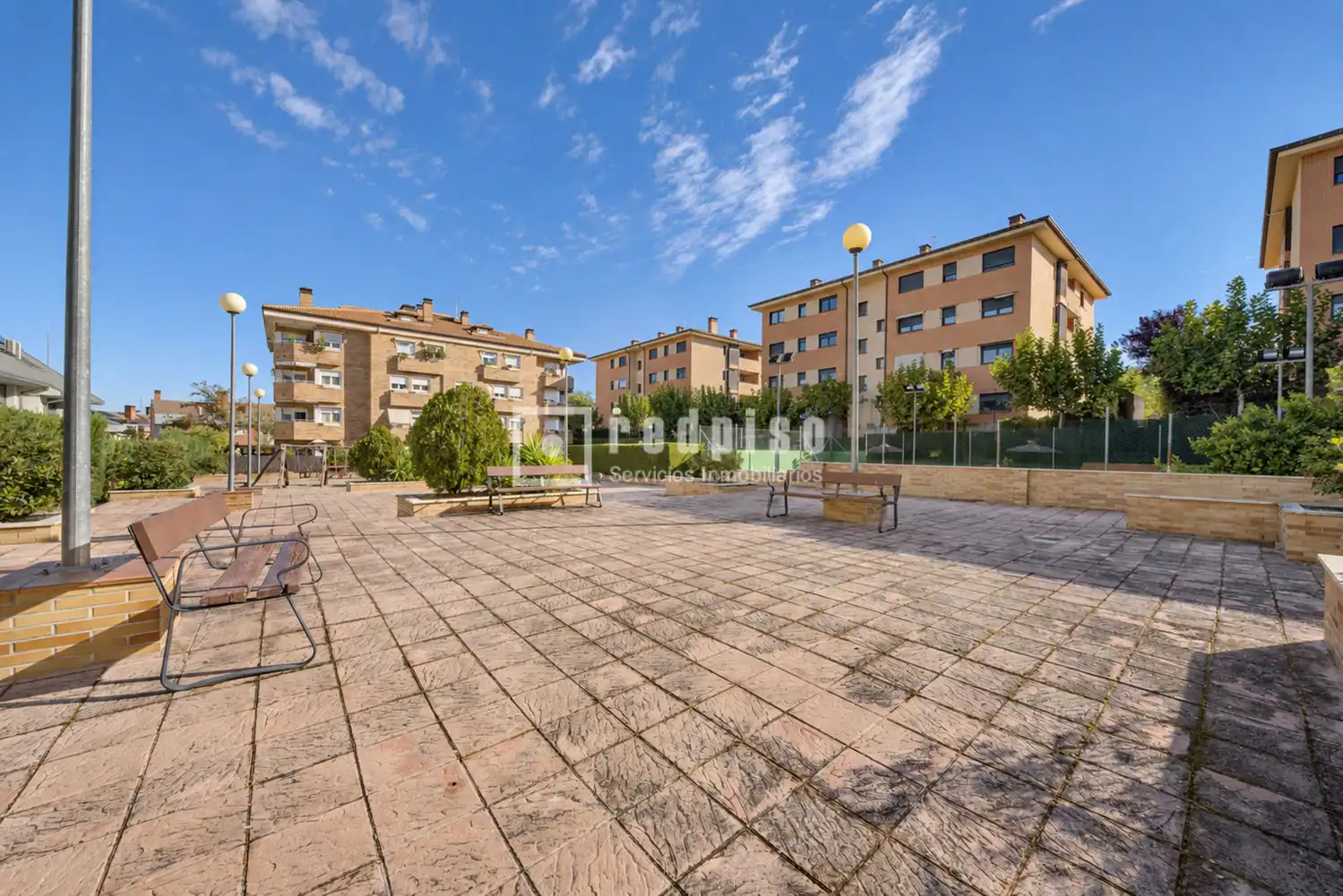 Außenansicht von Wohnung zum Verkauf in Boadilla del Monte mit Klimaanlage, Heizung und Privatgarten