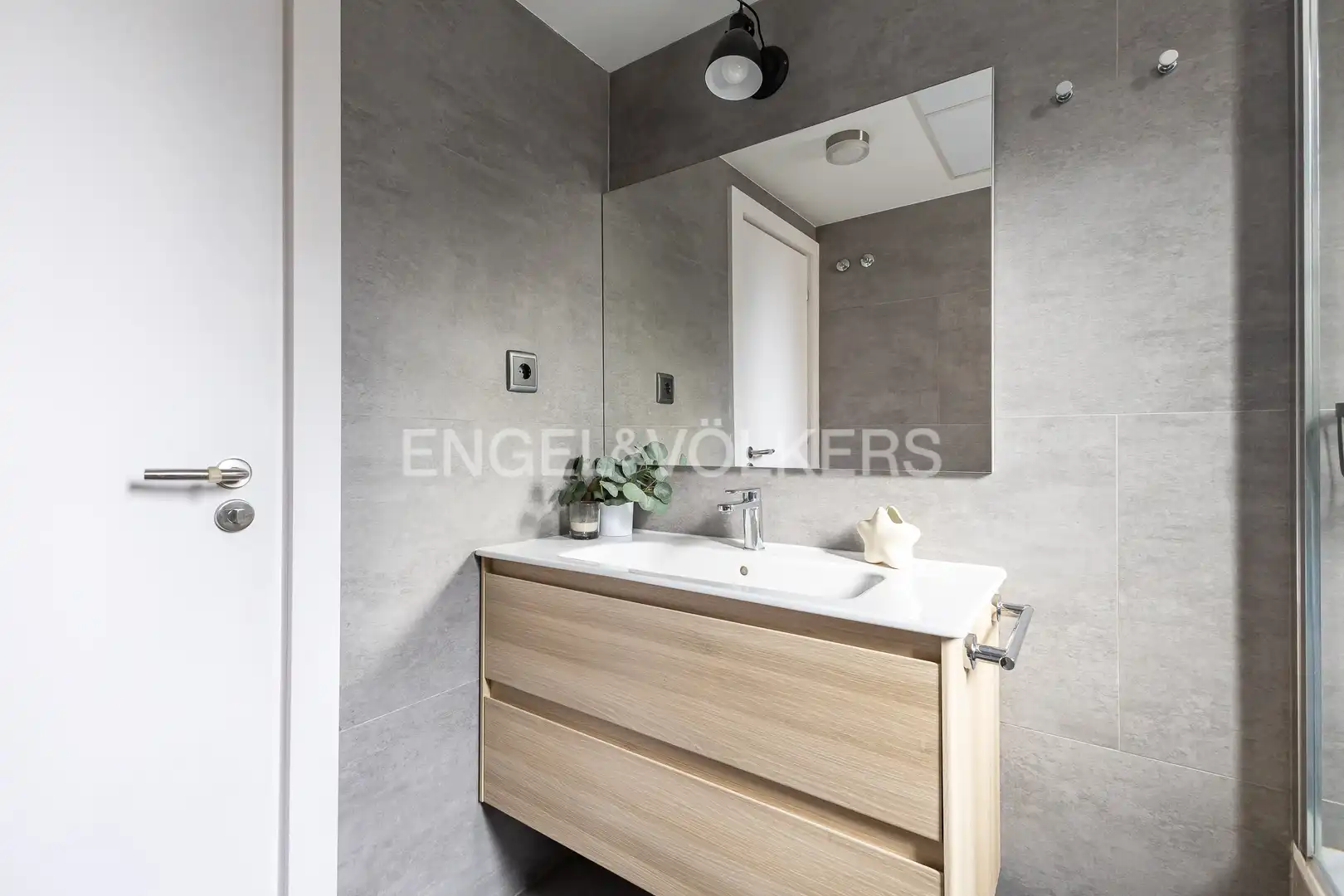 Bathroom of Ground floor for rent in Madrid  with Air Conditioner, Heating and Private garden