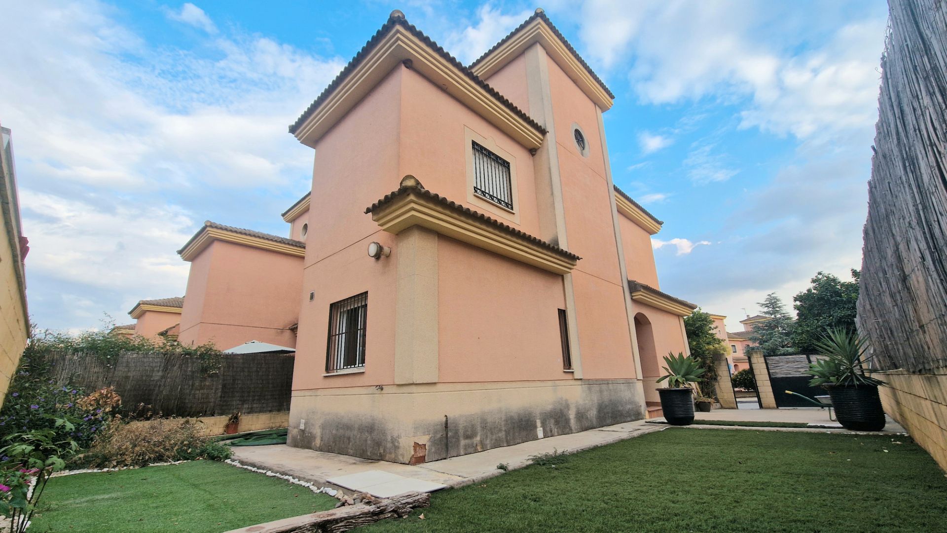 Exterior view of Single-family semi-detached for sale in Mairena del Aljarafe