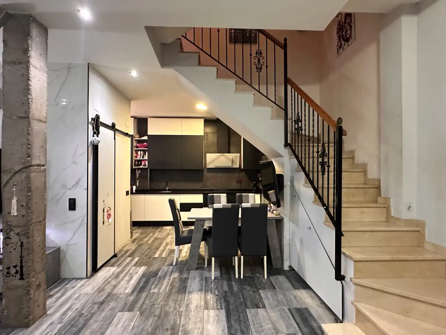 Maisonette zum Verkauf in Elche / Elx mit Klimaanlage, Terrasse und Abstellraum