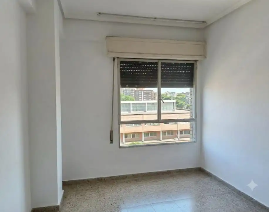 Habitación de Piso en venta en Valencia con Balcón y Alarma