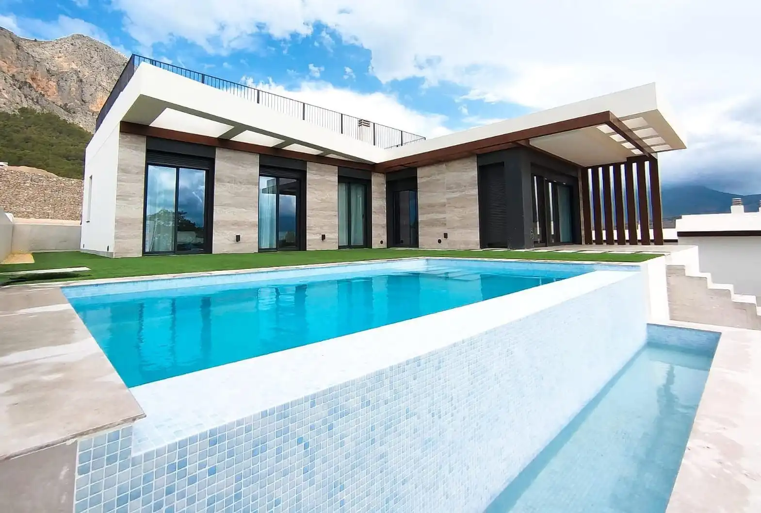 Chalet con piscina en venta en Casco urbano
