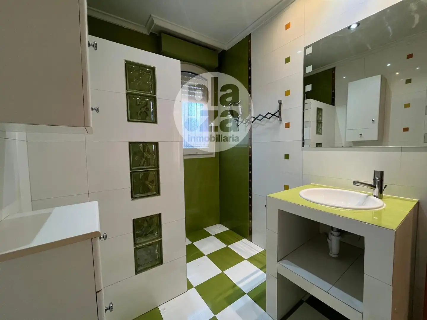 Bathroom of Flat for rent in Burgos  with Heating, Private garden and Terrace