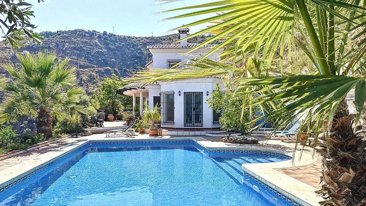 Vista exterior de Casa o xalet en venda en Arenas amb Jardí privat, Terrassa i Traster