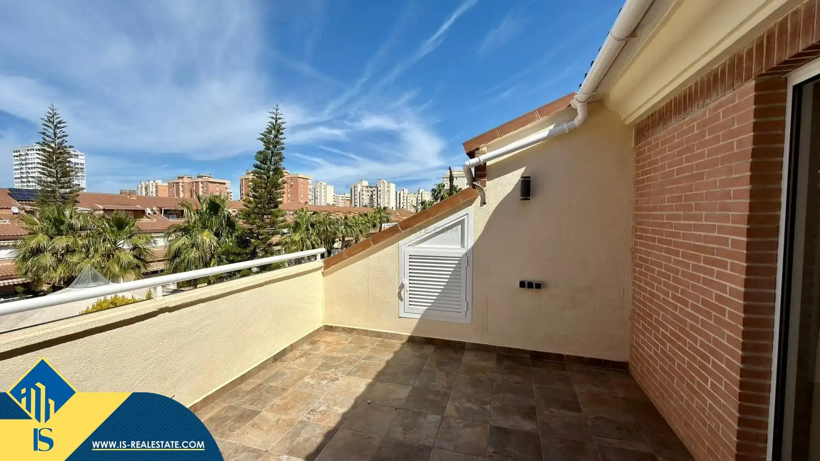 Vista exterior de Casa o xalet en venda en Alicante / Alacant amb Terrassa, Moblat i Piscina comunitària