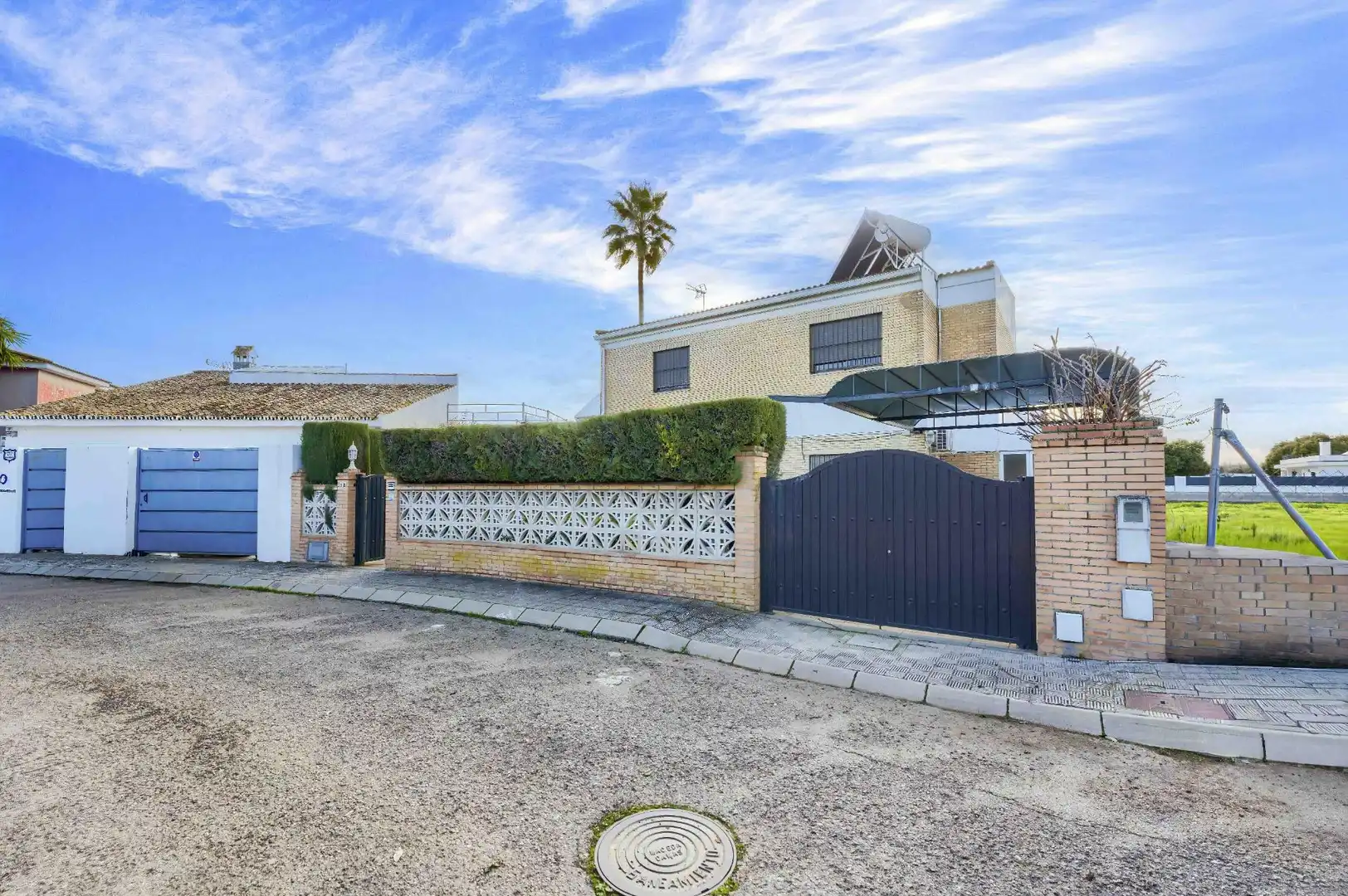 Vista exterior de Casa o xalet en venda en Espartinas amb Aire condicionat, Jardí privat i Terrassa