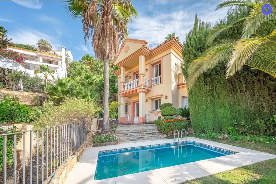 Vista exterior de Casa o chalet en venta en Istán con Aire acondicionado, Jardín privado y Piscina