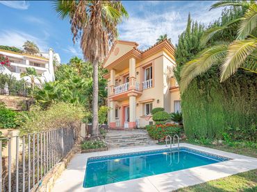 Casa con piscina en venta en Istán