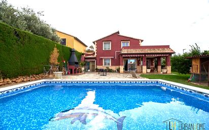 Piscina de Casa adosada en venda en Riba-roja de Túria amb Aire condicionat, Terrassa i Piscina