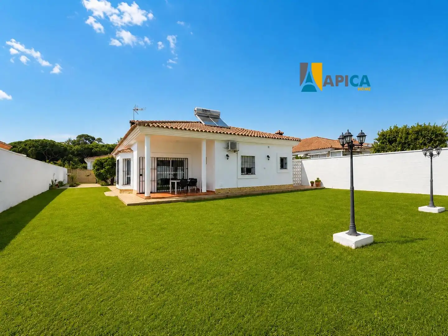 Vista exterior de Casa o xalet en venda en El Puerto de Santa María amb Aire condicionat, Calefacció i Traster