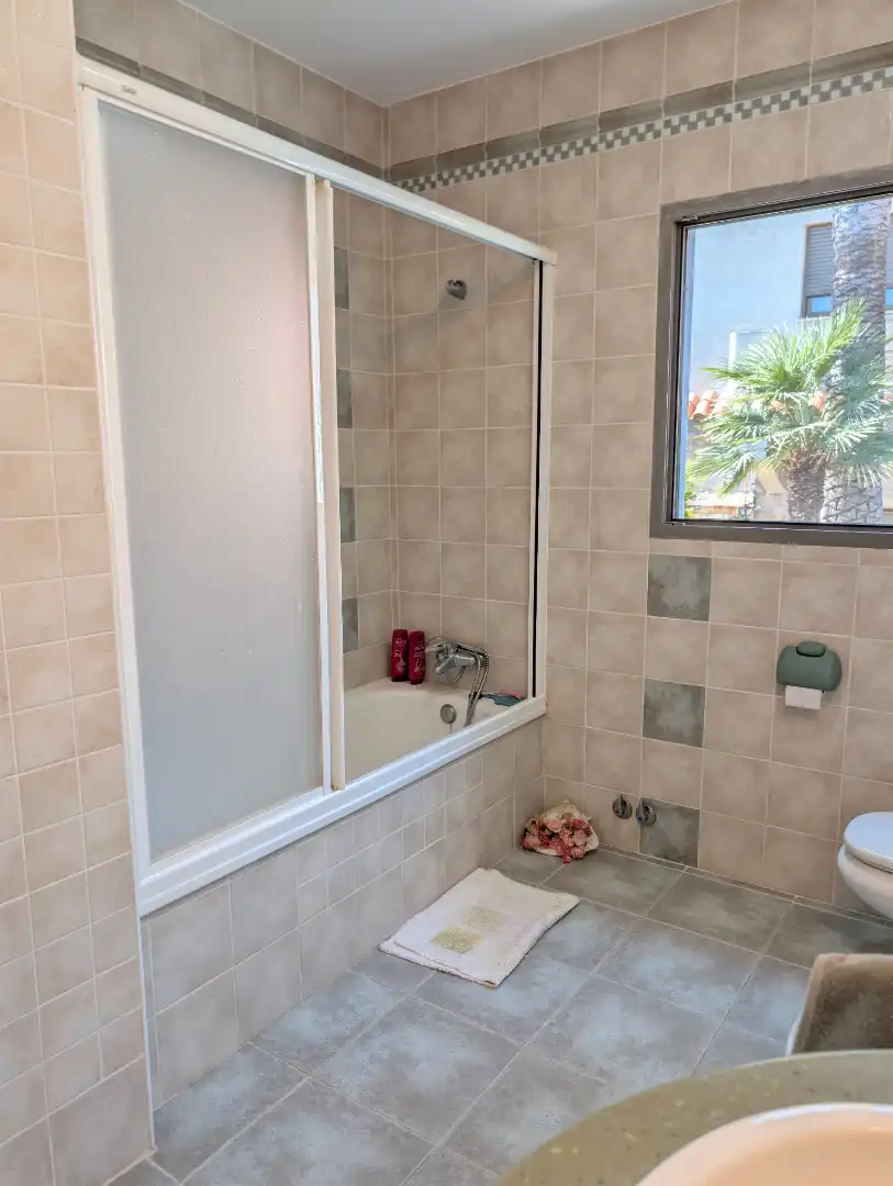 Baño de Casa o chalet en venta en Castellón de la Plana / Castelló de la Plana con Calefacción, Jardín privado y Terraza