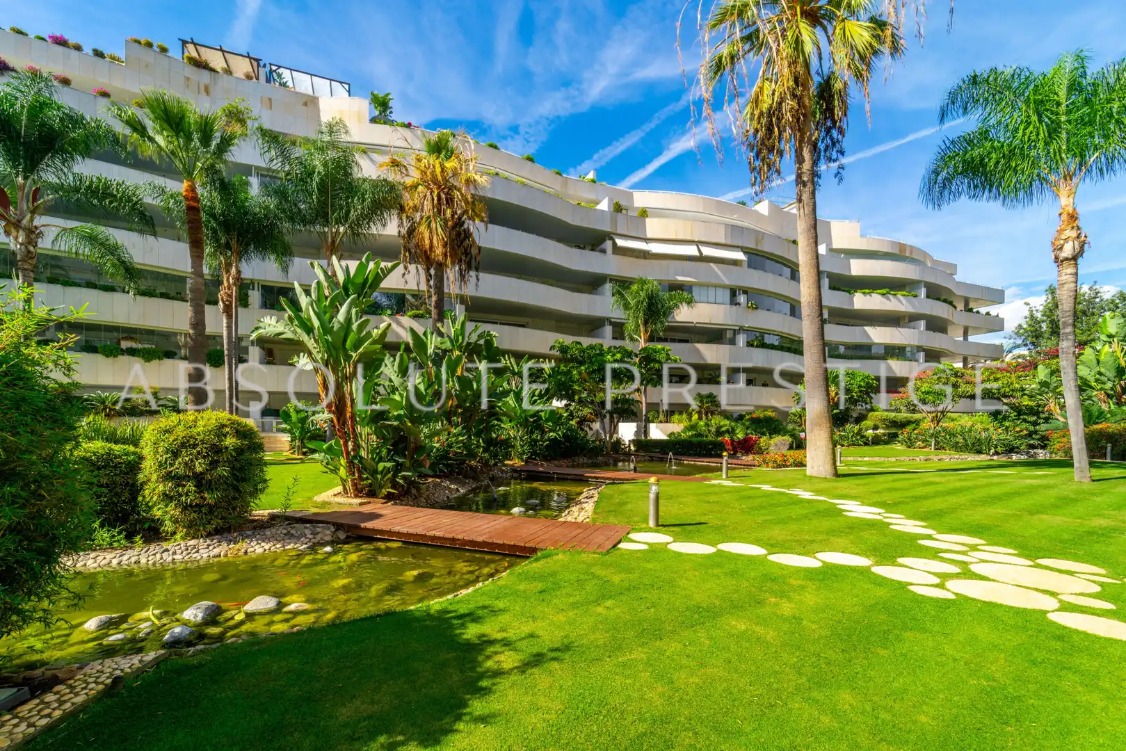 Vista exterior de Apartament en venda en Marbella amb Aire condicionat, Terrassa i Piscina