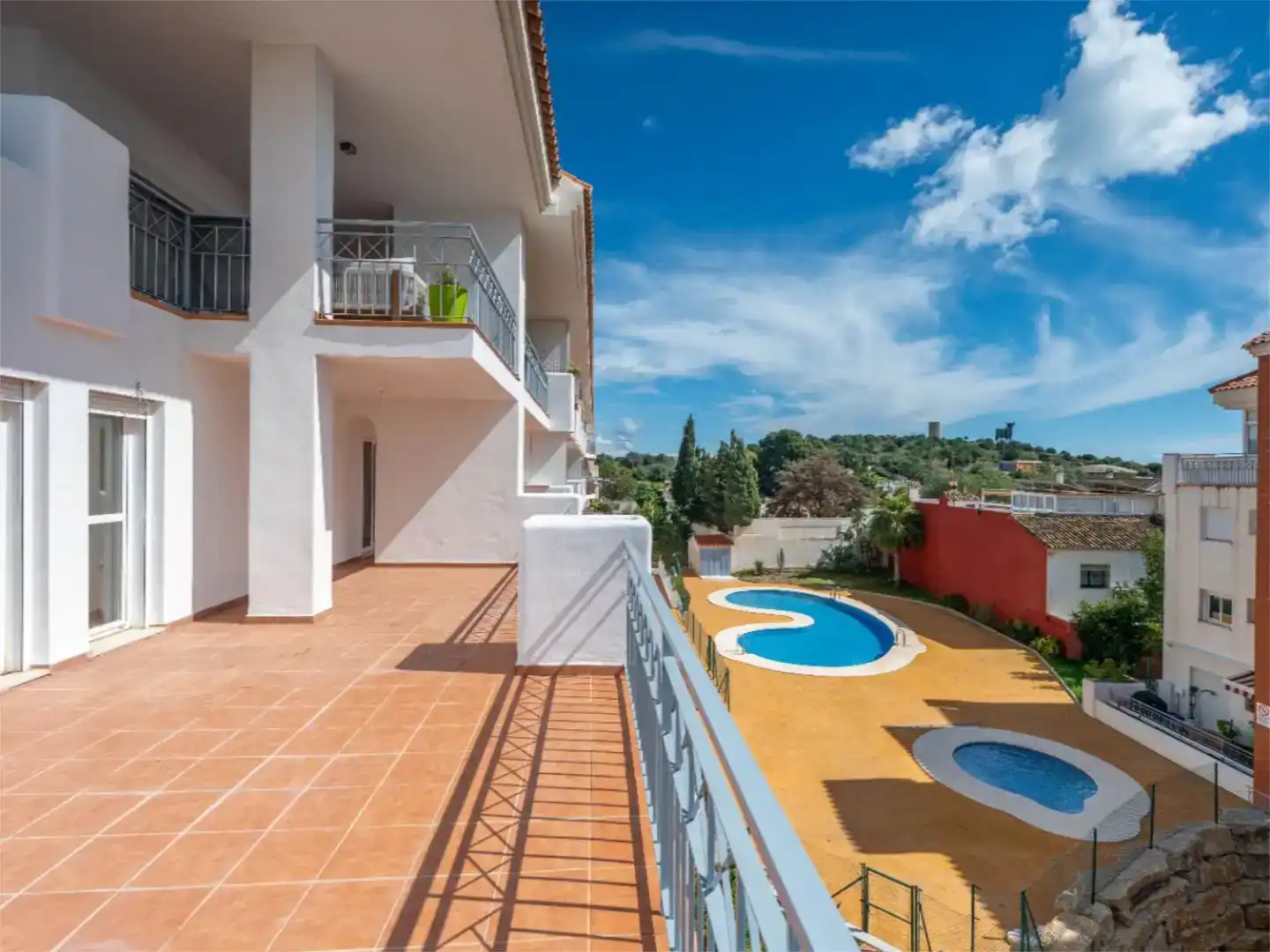 Terrasse von Wohnung zum Verkauf in Fuengirola mit Schwimmbad