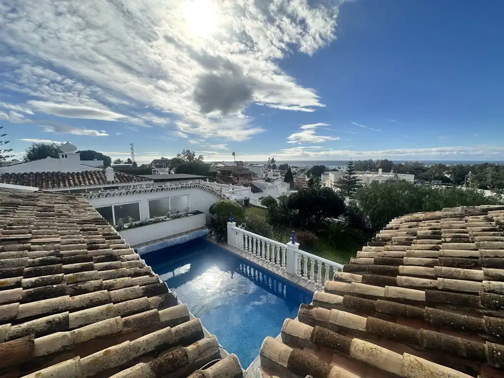 Detached house with pool for sale in Calahonda