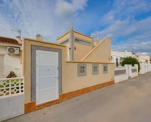 Vista exterior de Casa adosada en venda en Torrevieja amb Aire condicionat, Calefacció i Jardí privat