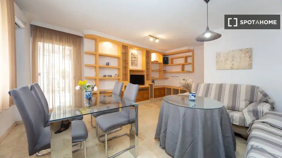 Comedor de Piso de alquiler en Granada con Aire acondicionado, Calefacción y Amueblado