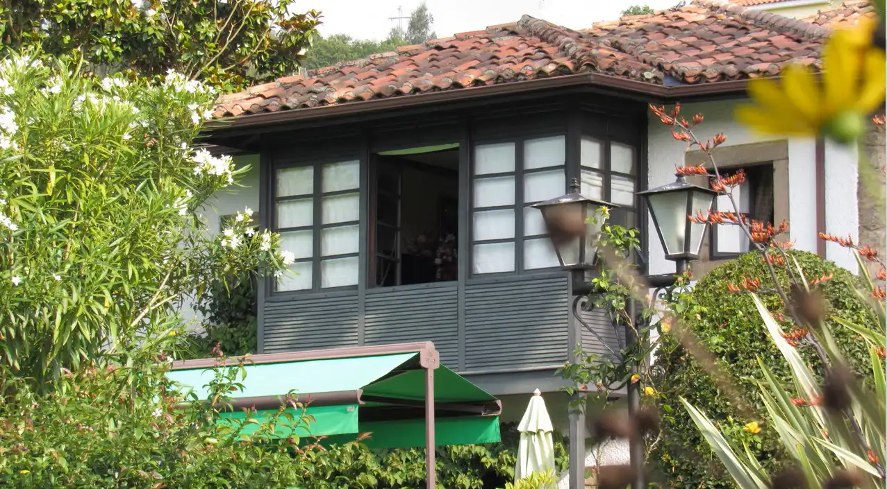 Vista exterior de Finca rústica en venda en Pravia amb Calefacció, Jardí privat i Parquet