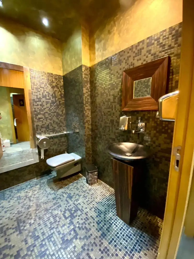 Baño de Local en venta en Almería con Aire acondicionado, Amueblado y Alarma