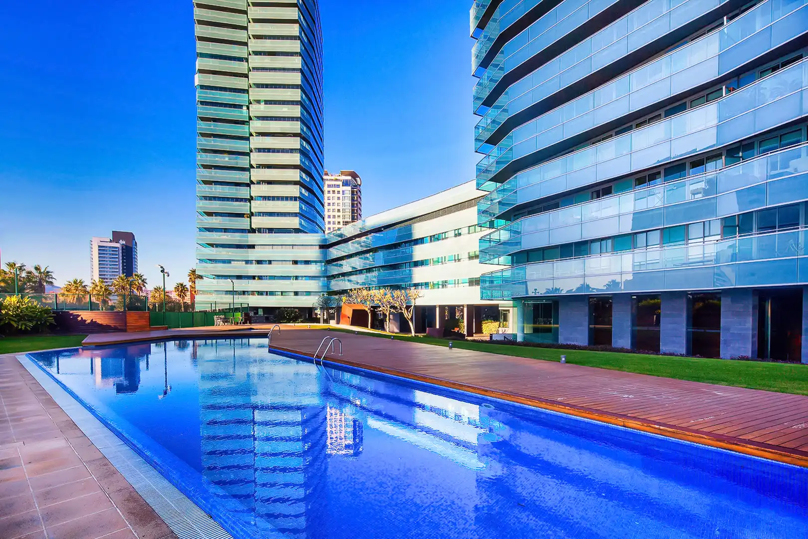 Piscina de Piso en venta en Barcelona con Calefacción y Piscina