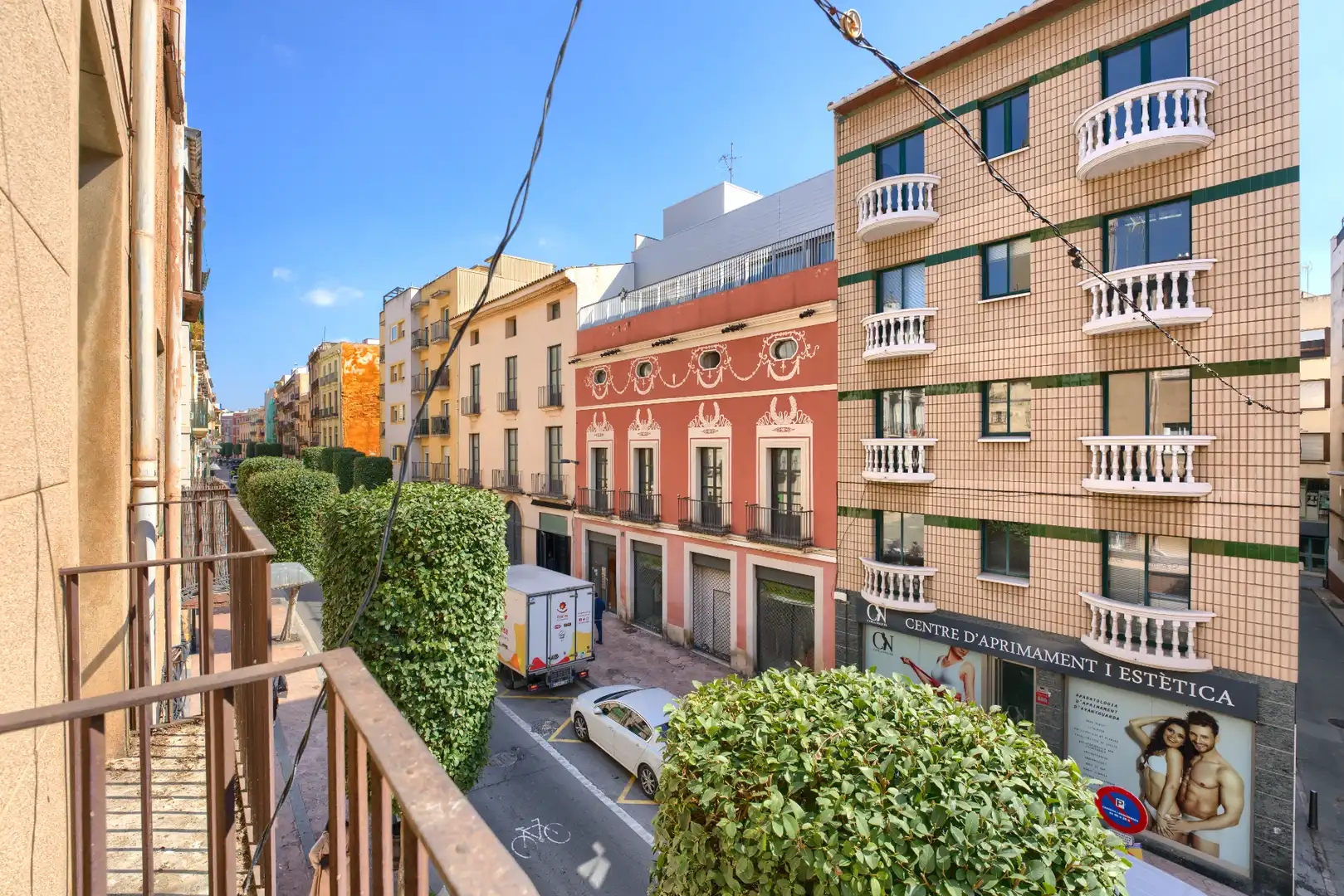 Vista exterior de Casa adosada en venda en Reus amb Terrassa i Balcó