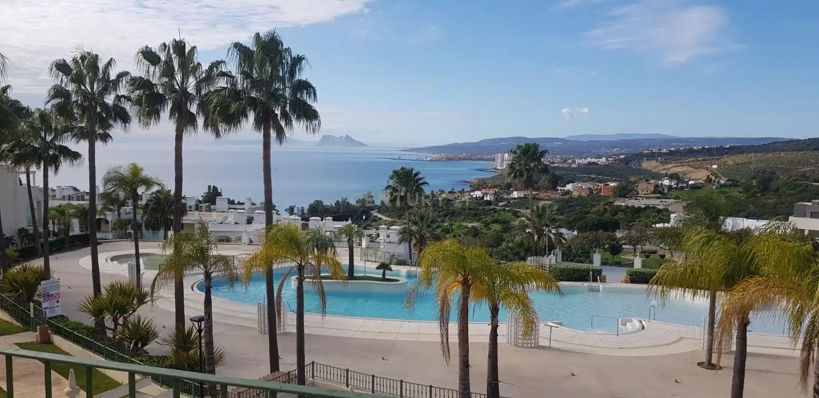 Außenansicht von Wohnungen zum Verkauf in Manilva mit Klimaanlage, Privatgarten und Schwimmbad