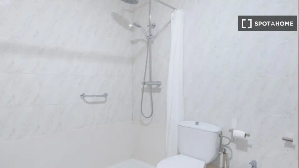 Baño de Piso de alquiler en Alzira con Aire acondicionado, Calefacción y Amueblado