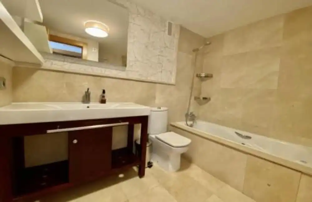 Badezimmer von Wohnungen zur Miete in Benahavís mit Klimaanlage, Terrasse und Schwimmbad