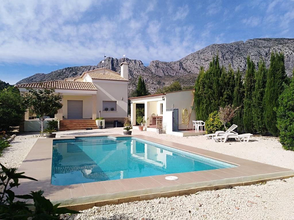 Vista exterior de Casa o xalet en venda en Beniarbeig amb Aire condicionat, Traster i Domòtica