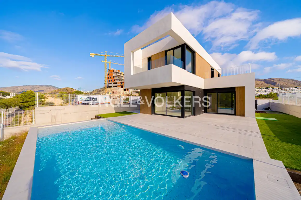 Casa con piscina en venta en Balcón de Finestrat - Terra Marina