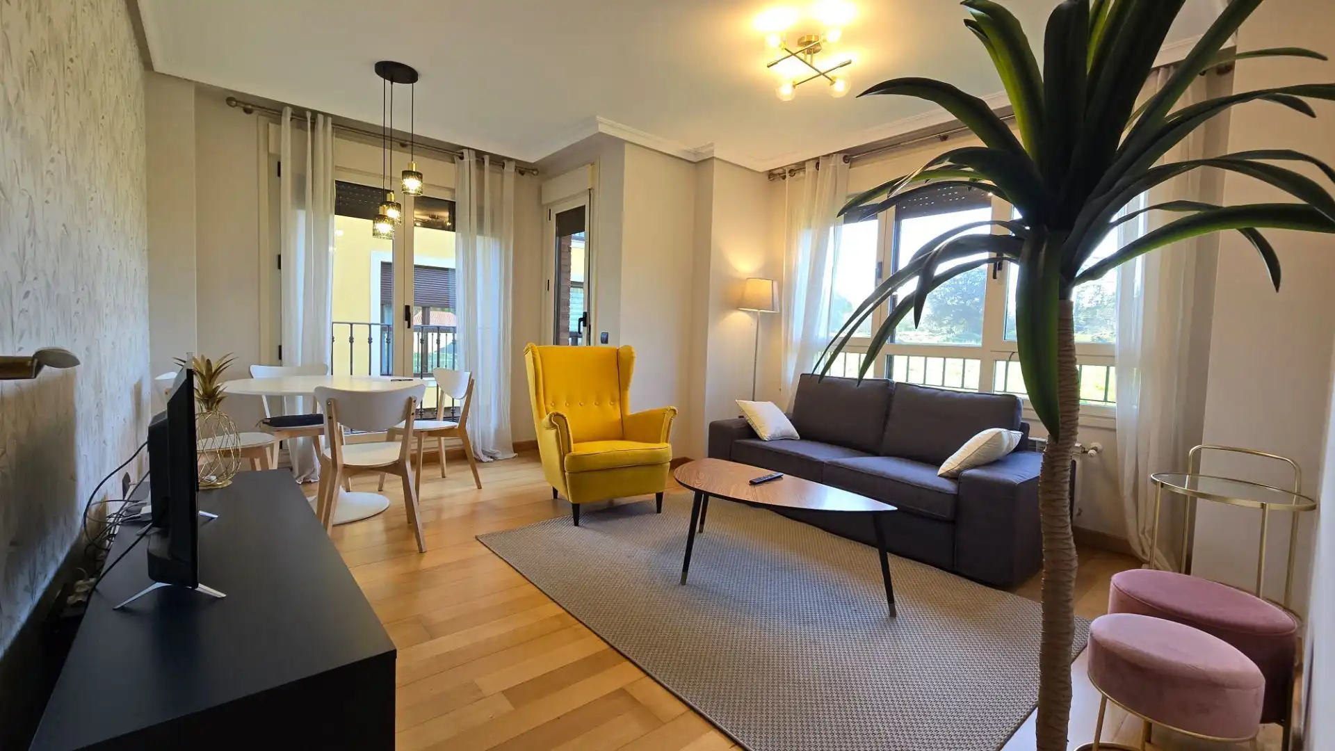 Living room of Flat for sale in Llanes  with Heating, Terrace and Furnished