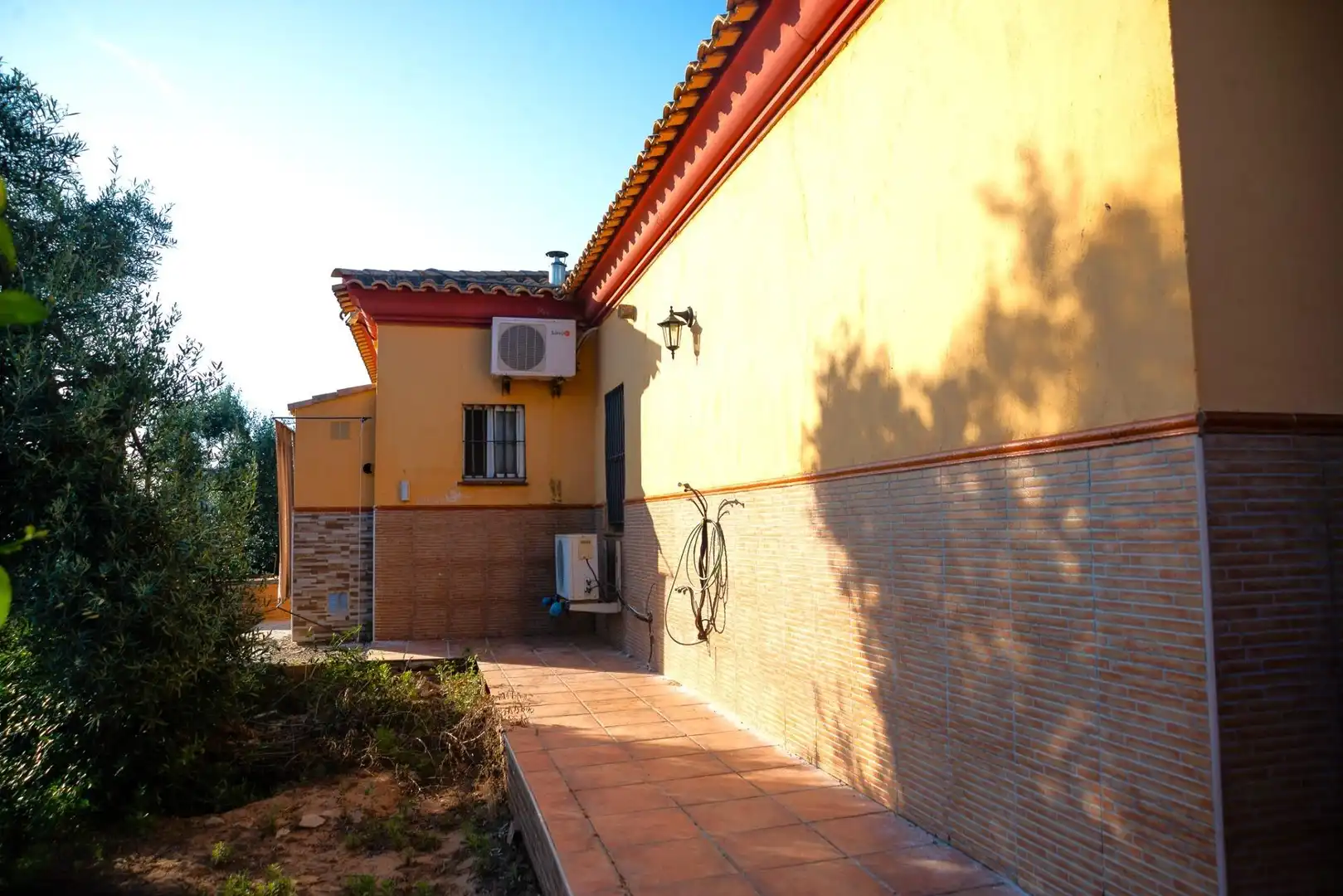 Vista exterior de Casa o chalet en venta en Pilas con Jardín privado y Piscina