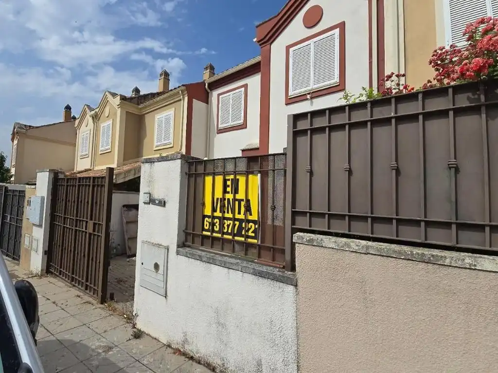 Vista exterior de Casa adosada en venta en Córdoba con Piscina comunitaria