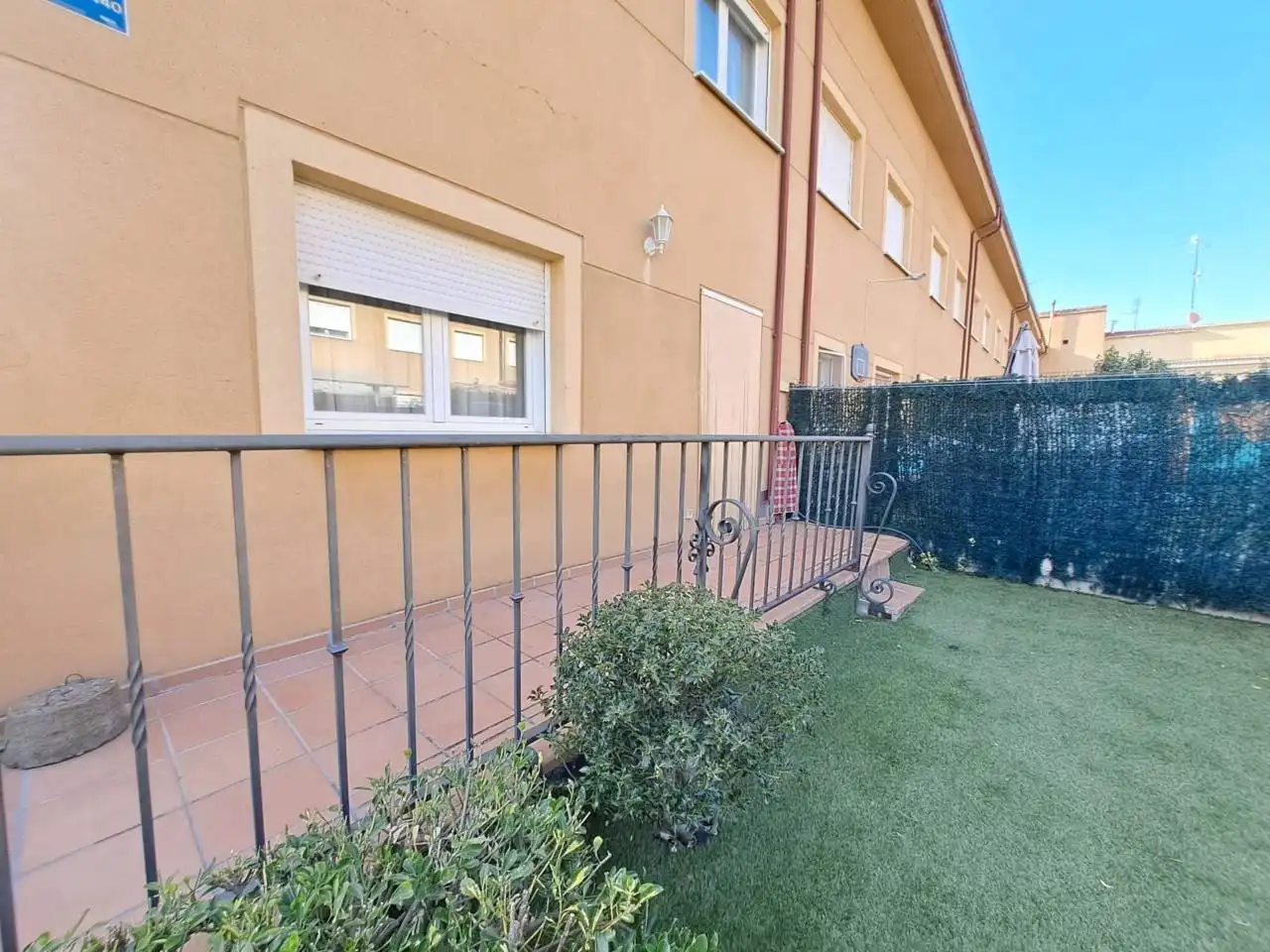 Vista exterior de Casa adosada en venta en Villagonzalo Pedernales con Calefacción, Jardín privado y Terraza