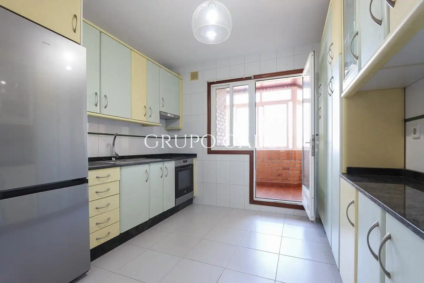 Cocina de Dúplex de alquiler en Vigo  con Calefacción, Parquet y Terraza