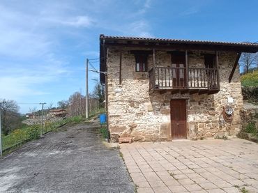 Casa con balcón en venta en Santiurde de Toranzo