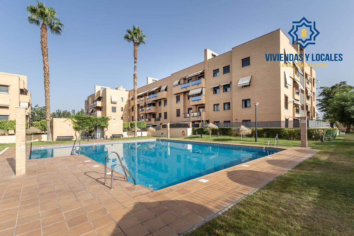 Piscina de Pis en venda en  Granada Capital amb Calefacció, Jardí privat i Piscina comunitària