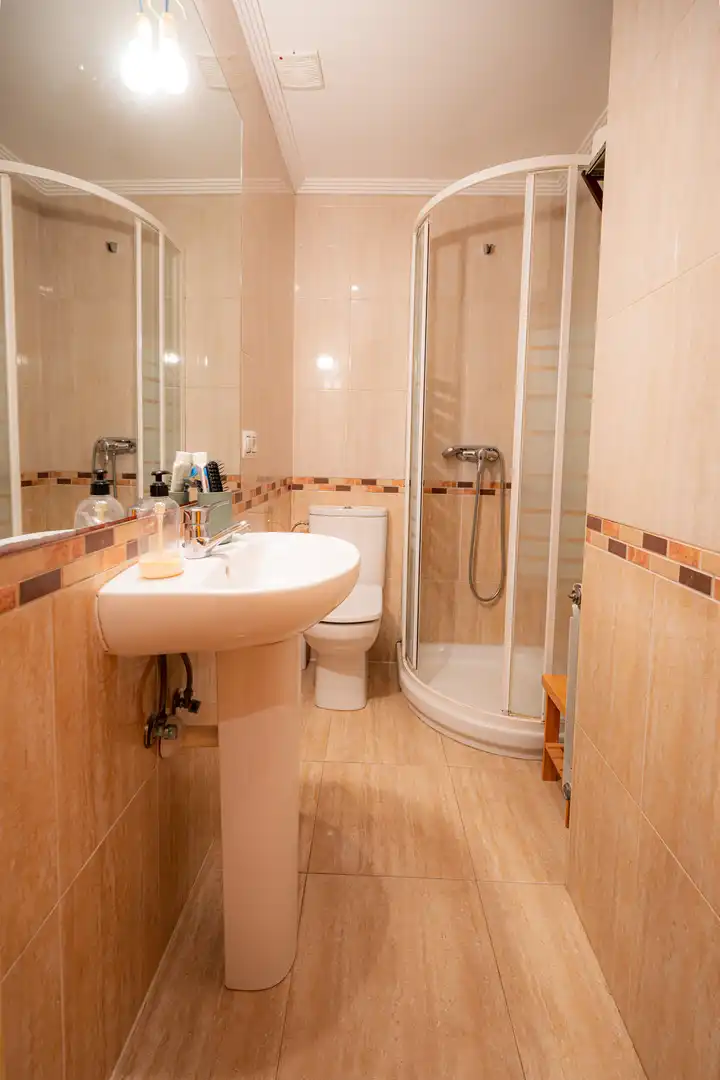 Baño de Piso en venta en Gijón  con Calefacción, Jardín privado y Amueblado